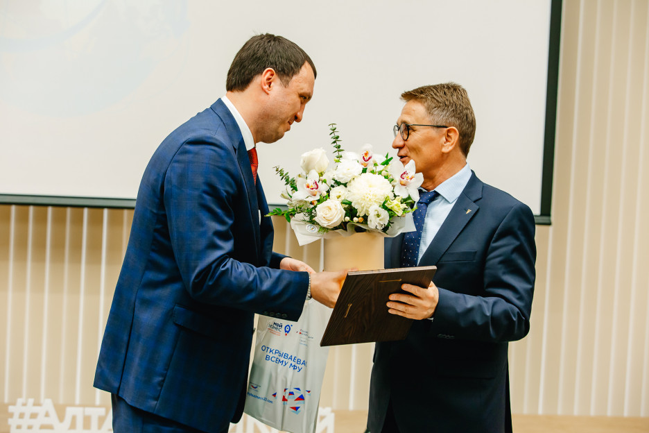 Александр Евстигнеев вручает благодарственное письмо Борису Чеснокову